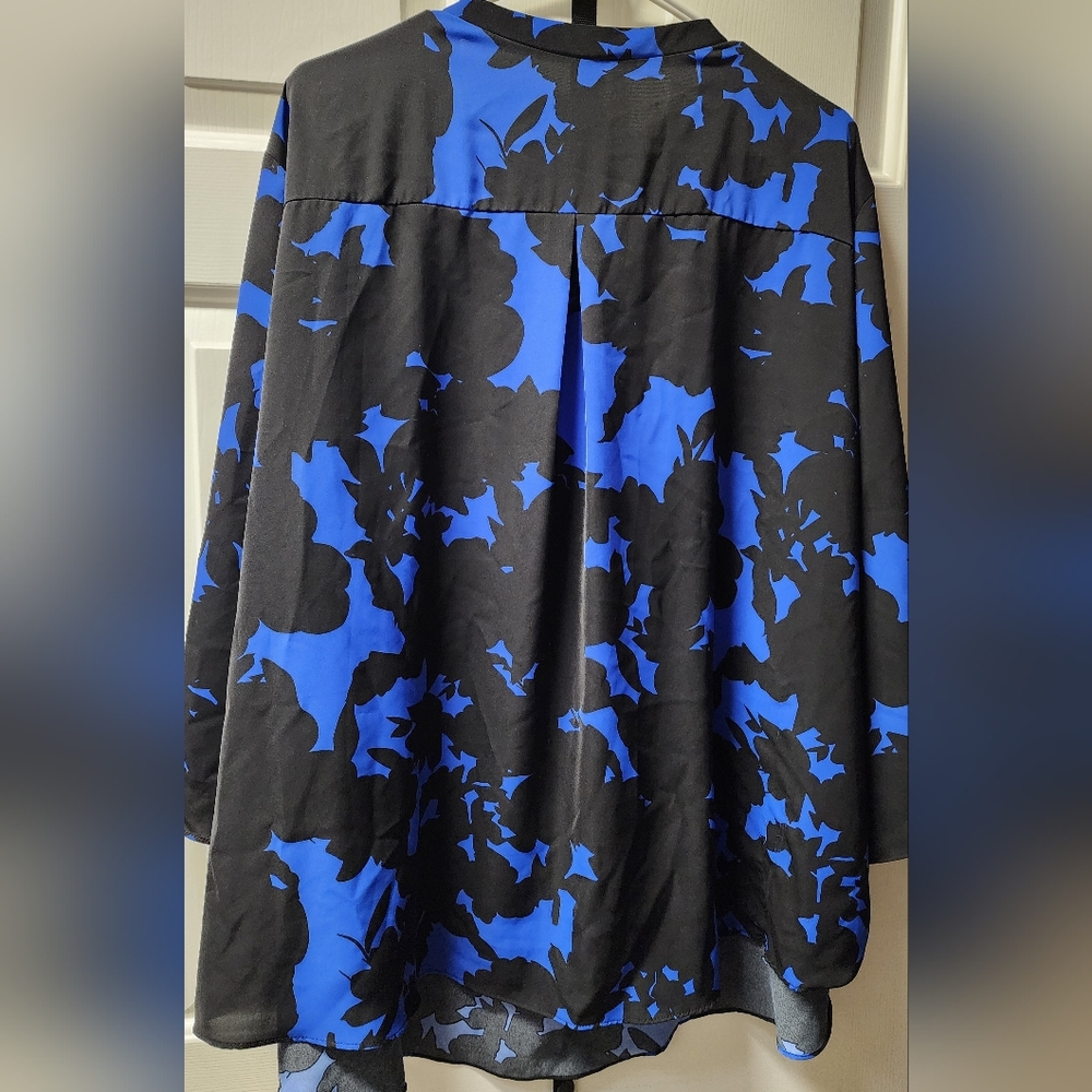 Floral Blue and Black Women's Plus Size 3/4 sleeve Flowy Top - Picture 2 of 5